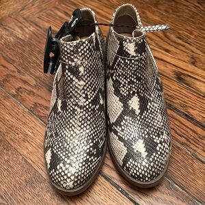 NWT Time and Tru Snake Skin Ankle Boots - Size 6